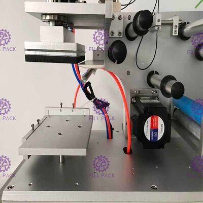 Máy dán nhãn chai phẳng hình vuông 2000BPH Jars Keo dán bán tự động